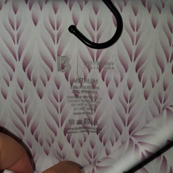 Buff Bunny onyx high rise leggings and crop top in Oasis Print. S top. M bottom. - Picture 9 of 16